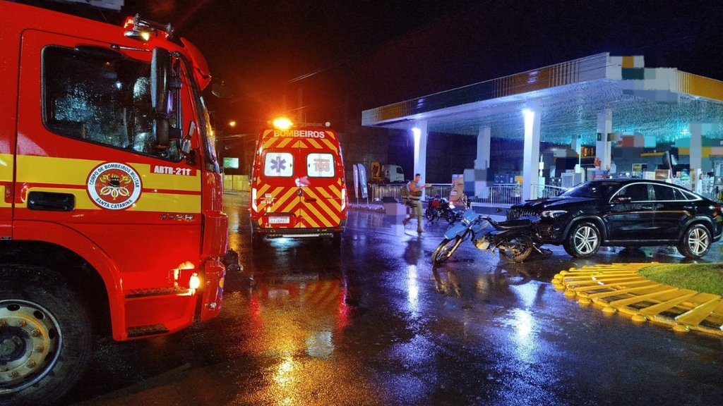 Acidente entre carro e moto deixa jovem ferida no centro