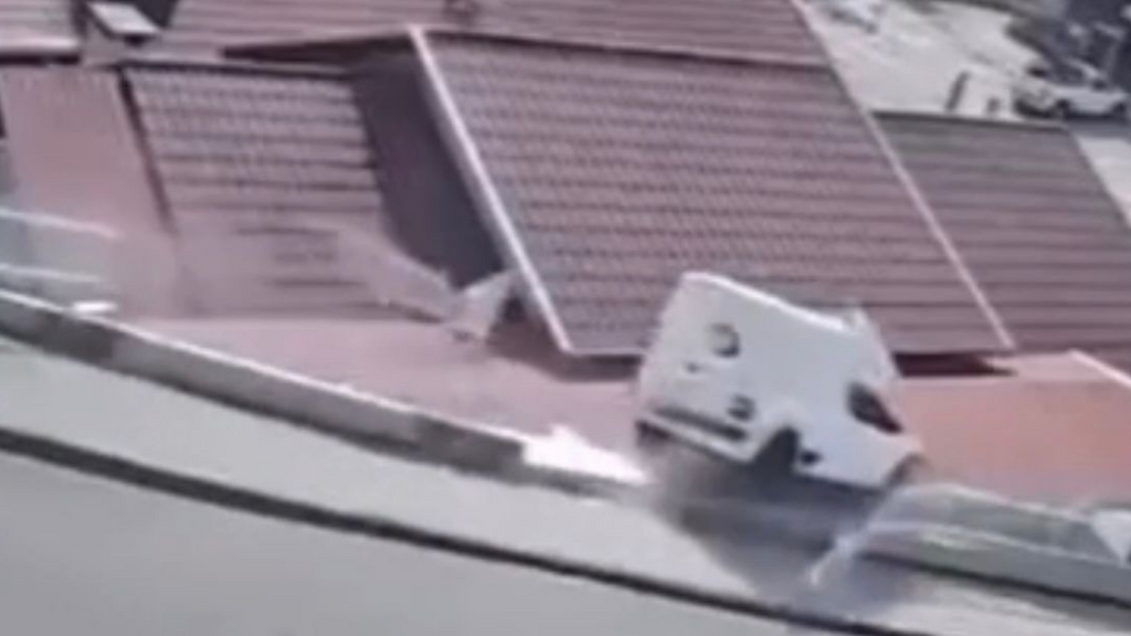 Foto Reprodução Internet - Carro perde controle, invade terreno e cai sobre casa em SC