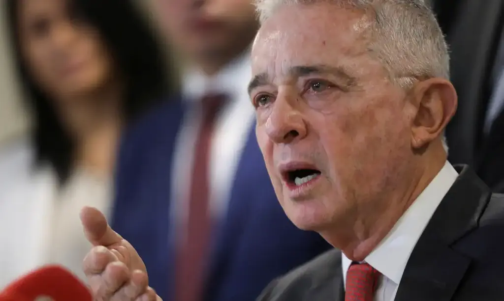 Prisão domiciliar do ex-presidente colombiano Álvaro Uribe é revogada