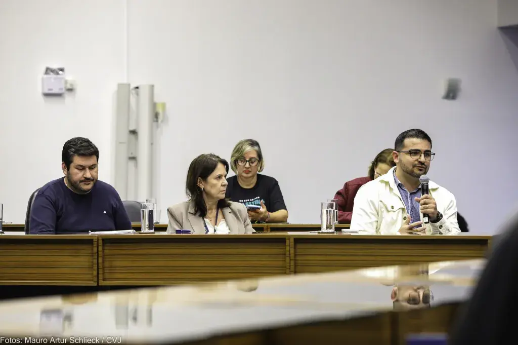 Professores criticam burocracia digital e sobrecarga em audiência na Câmara de Joinville