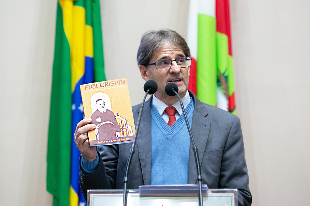 Saretta anuncia na Alesc as comemorações do Centenário Sacerdotal de Frei Crispim