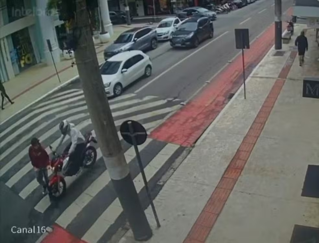 Adolescente em patinete é atropelado por moto em faixa de pedestre em Balneário Camboriú