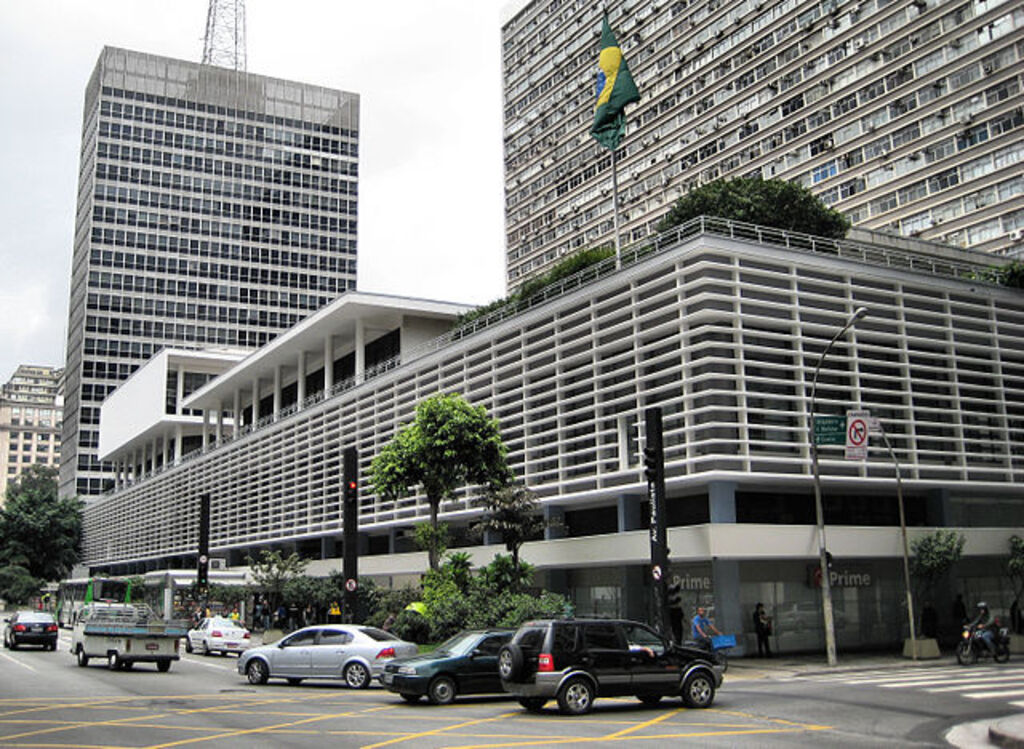 Bancos no Brasil estudam encerrar contas de clientes atingidos pela Lei Magnitsky
