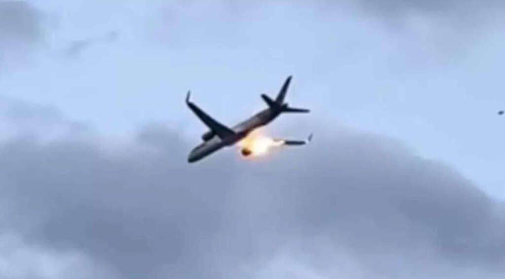 Avião pega fogo em pleno voo e passageiros enviam mensagens de despedida