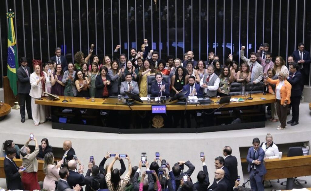 Câmara aprova projeto que cria regras para proteger crianças em ambientes digitais