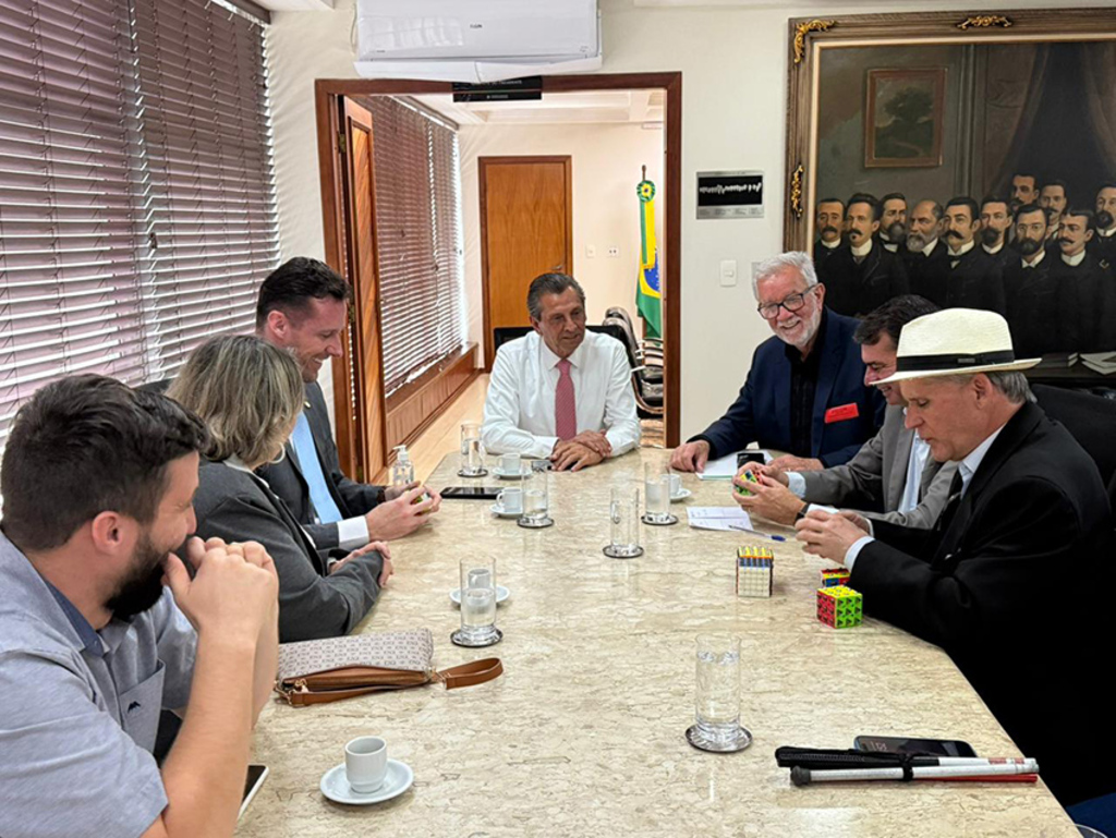 Comitiva de Cocal do Sul apresenta projeto inédito de cubo mágico para deficientes visuais na Alesc