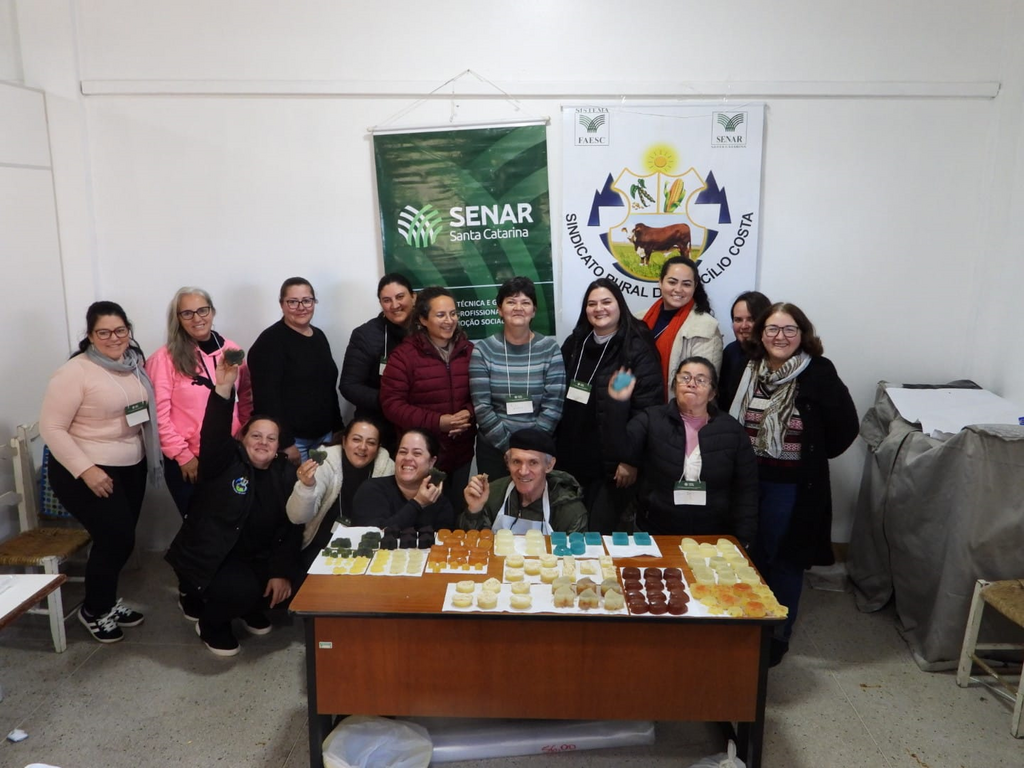 Mulheres aprendem a fazer sabonete artesanal