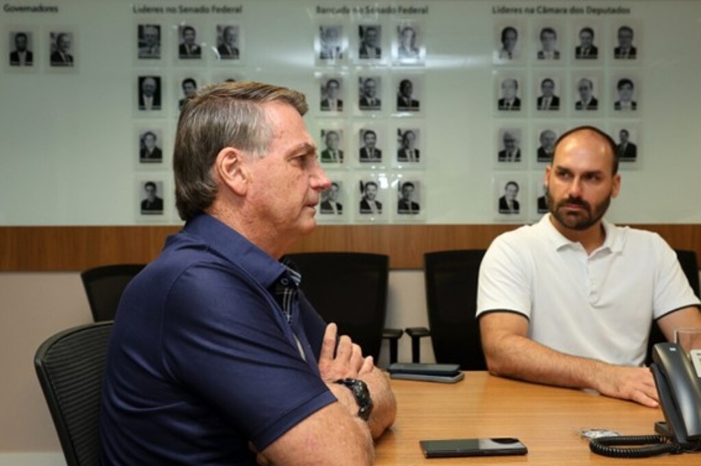 PF indicia Bolsonaro e Eduardo em inquérito sobre sanções dos EUA