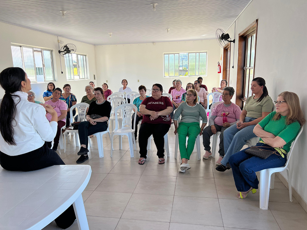 Clubes de Mães e da Terceira Idade participam de rodas de conversa sobre coleta seletiva em Siderópolis
