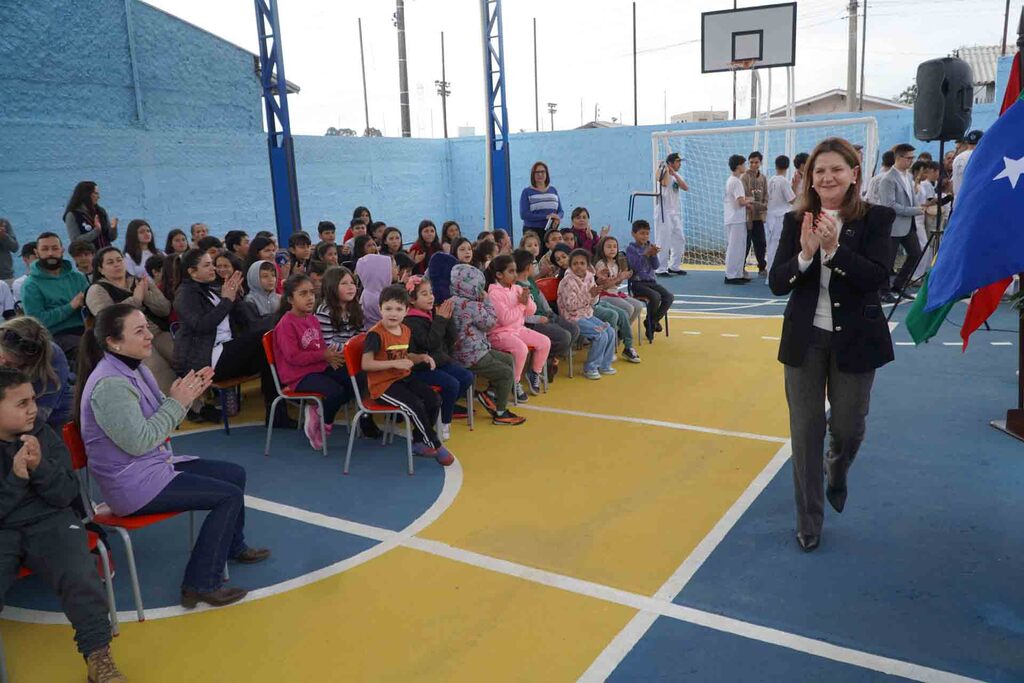 Secretaria da Educação entrega reforma da quadra esportiva