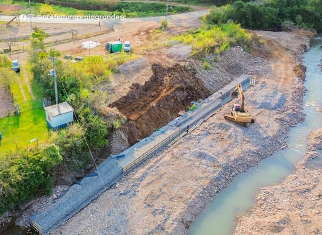 CONTENÇÃO NO RIO MAMPITUBA VAI GARANTIR O  ABASTECIMENTO DE ÁGUA DO SAMAE ÁGUA DOS CANYONS EM PRAIA GRANDE