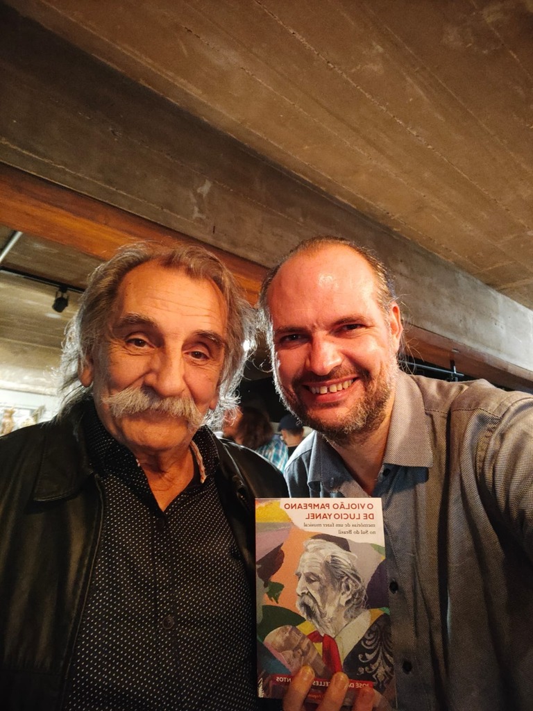 Professor da Unipampa lança livro em Porto Alegre