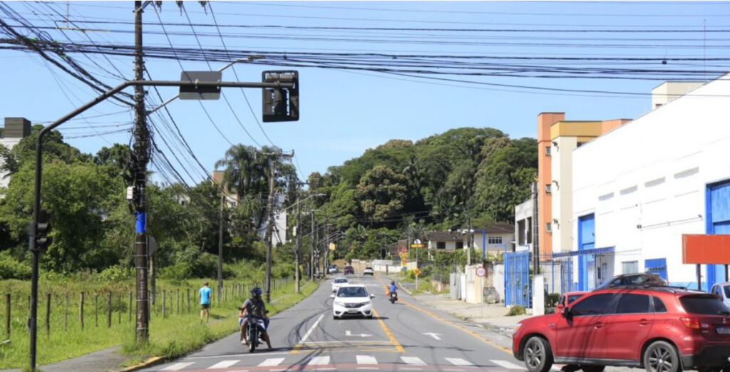 Semáforos inteligentes chegam a mais um cruzamento de Joinville