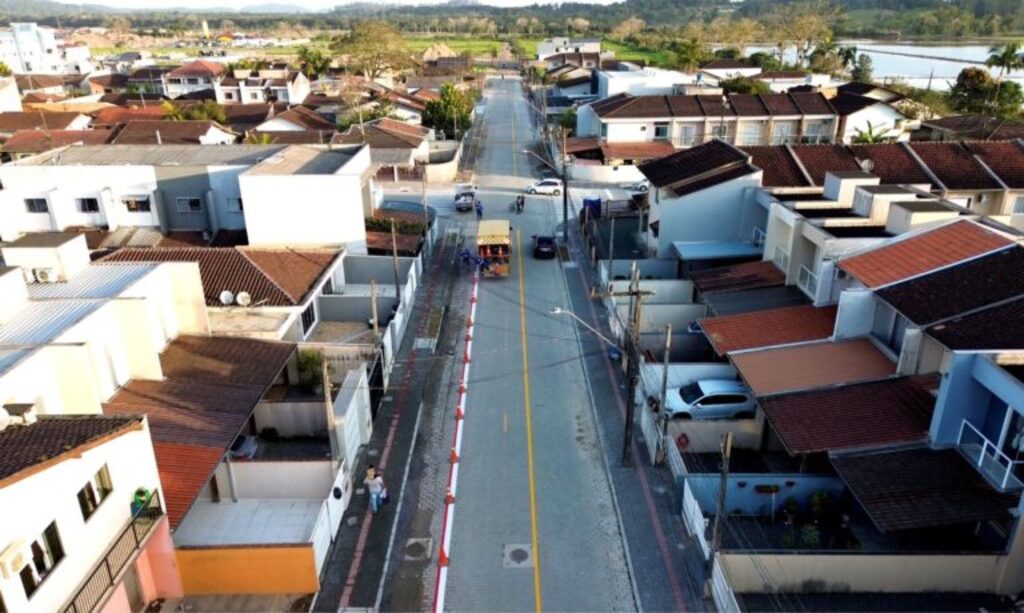 Vila Nova ganha ciclofaixas e calçadas drenantes em obras de mobilidade