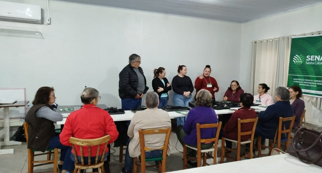 Administração promove curso de informática para os idosos do Município