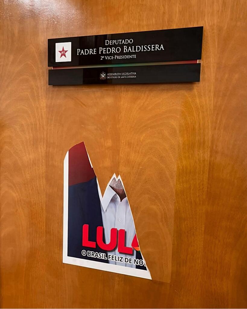 Vândala que arrancou foto de Lula pede perdão em gabinete de deputado do PT