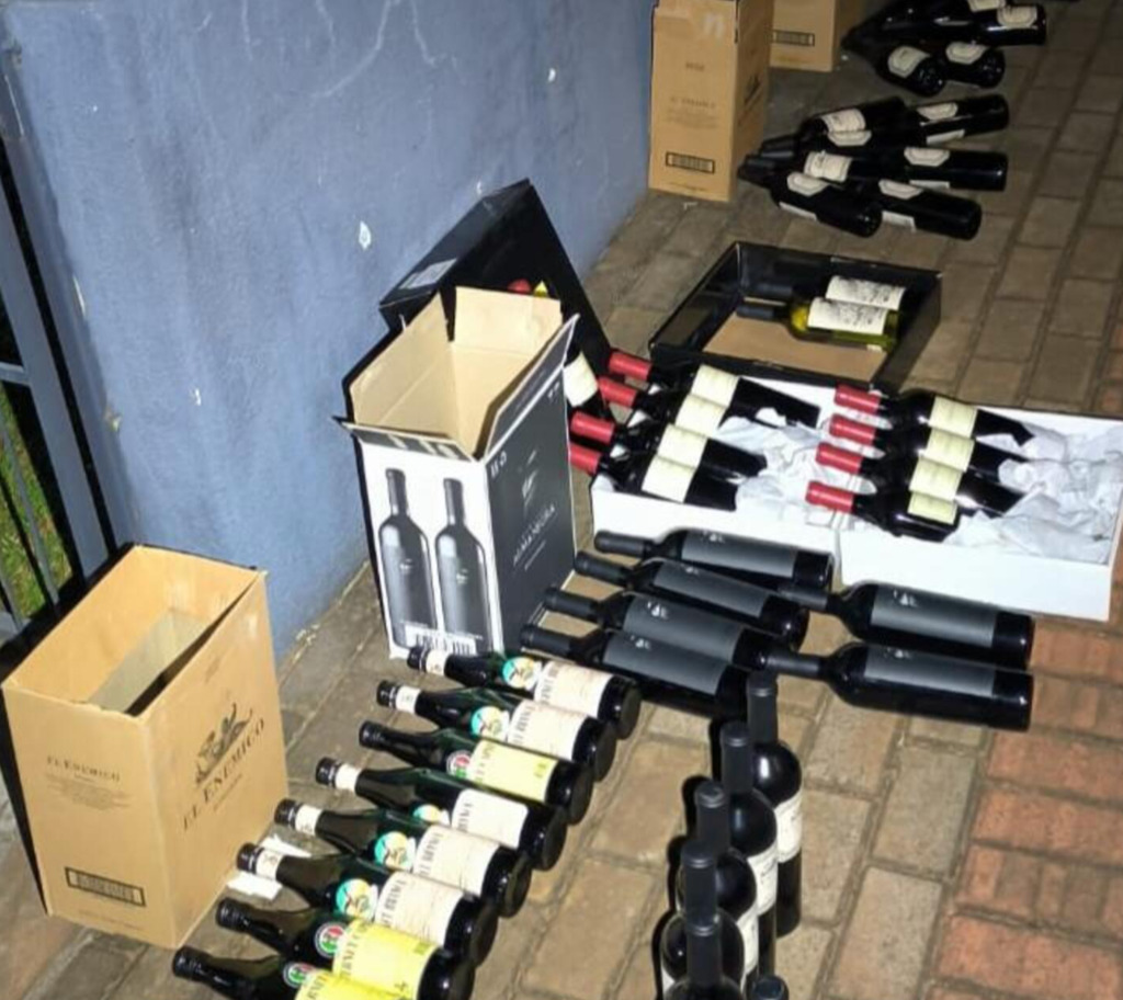 PM apreende veículo com carga de bebidas alcoólicas de origem estrangeira