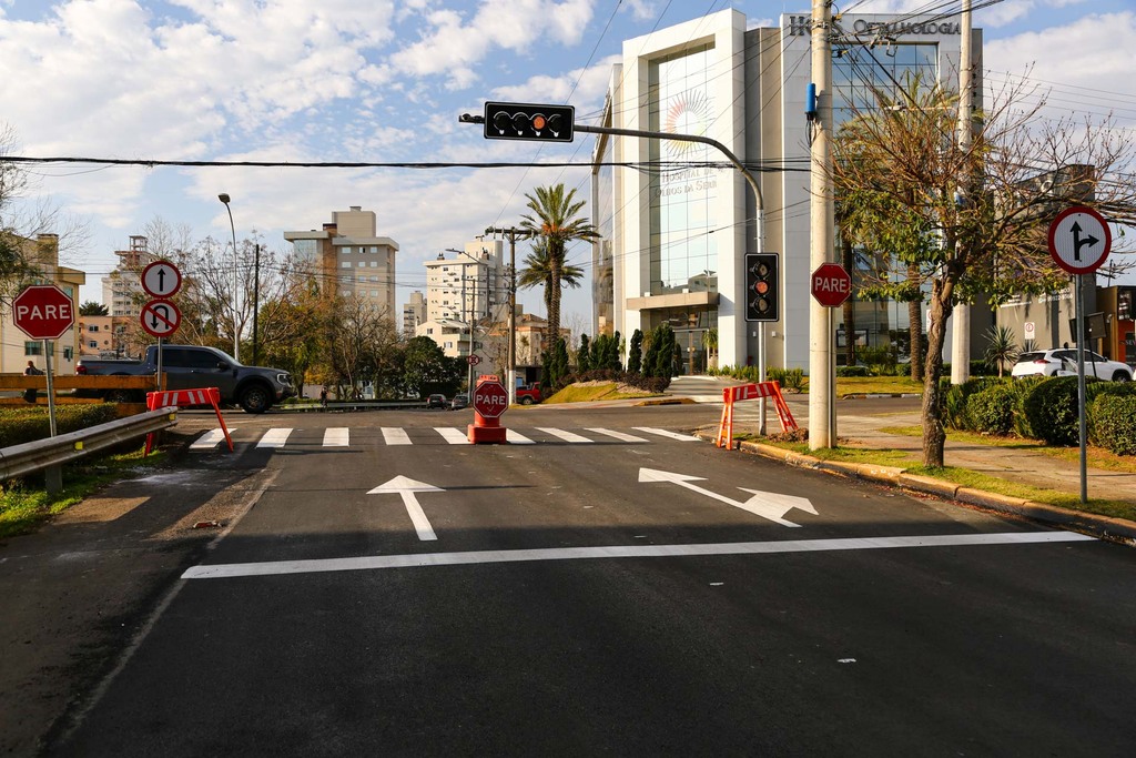 Semáforo inteligente na esquina da Rua Frei Gabriel com a Avenida Belisário Ramos entra em operação