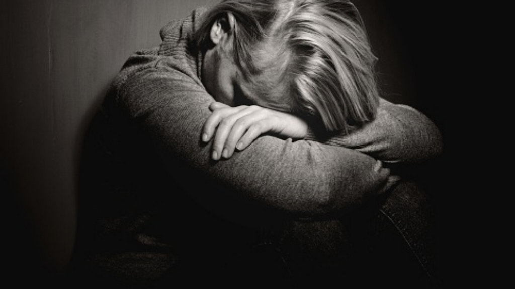 Imagem iStock - Pai é preso após denúncia de violência contra filha em SC
