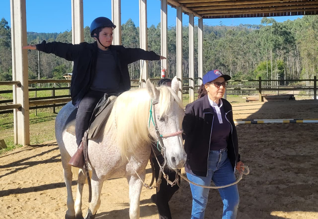 Equoterapia: Tratamento alternativo para o corpo e a mente é ofertado pela Saúde de Urussanga