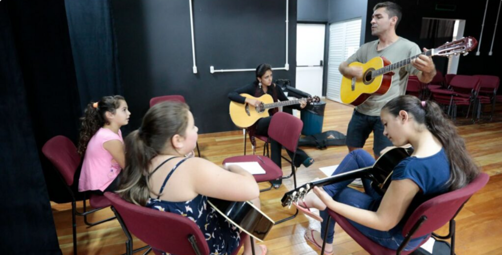 Escola de Música Villa-Lobos abre vagas para curso gratuito de violão
