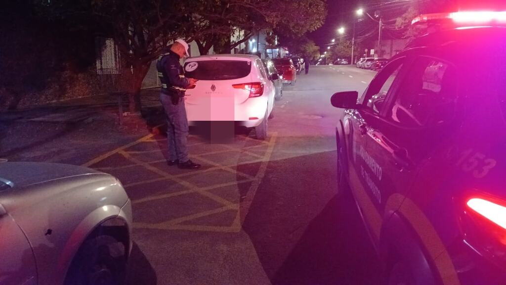 Veículo com som alto é apreendido durante operação no centro