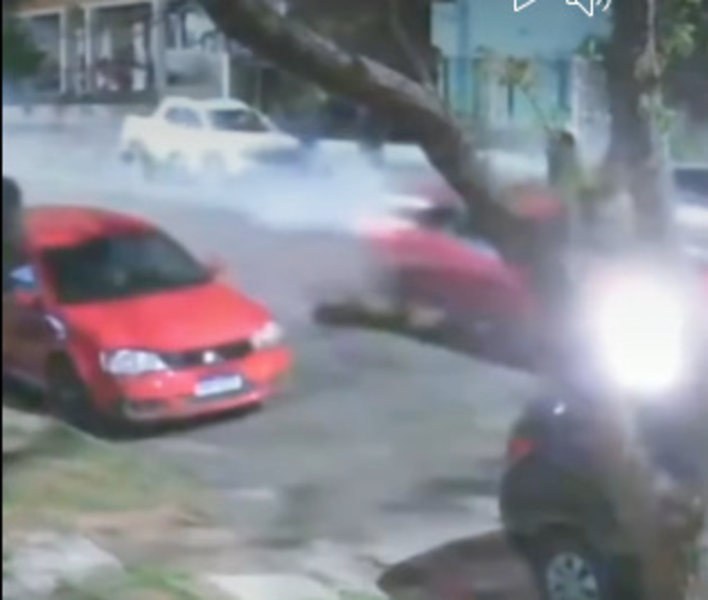 Motorista é preso após colidir em outros veículos durante disputa de racha