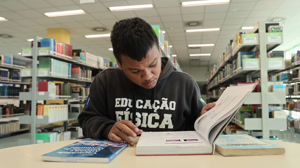 Universitários beneficiados por bolsas começam a devolver em serviços o investimento do Estado