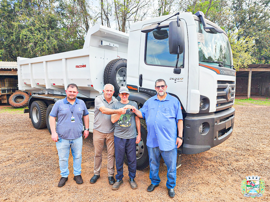 São João do Oeste adquire caminhão com caçamba