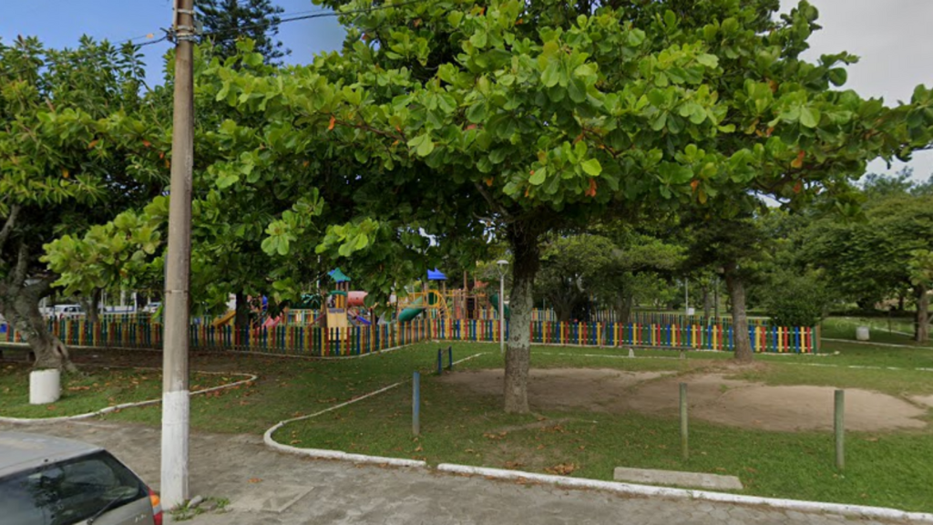 Foto print Google Maps - Homem exibe partes íntimas para adolescentes e uma mãe no Centro de Imbituba