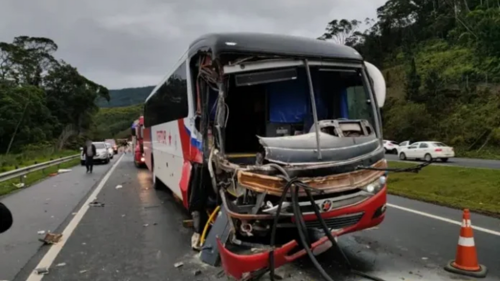 Foto: CMSC / Divulgação - Acidente na BR-470 deixa seis feridos e gera lentidão em SC