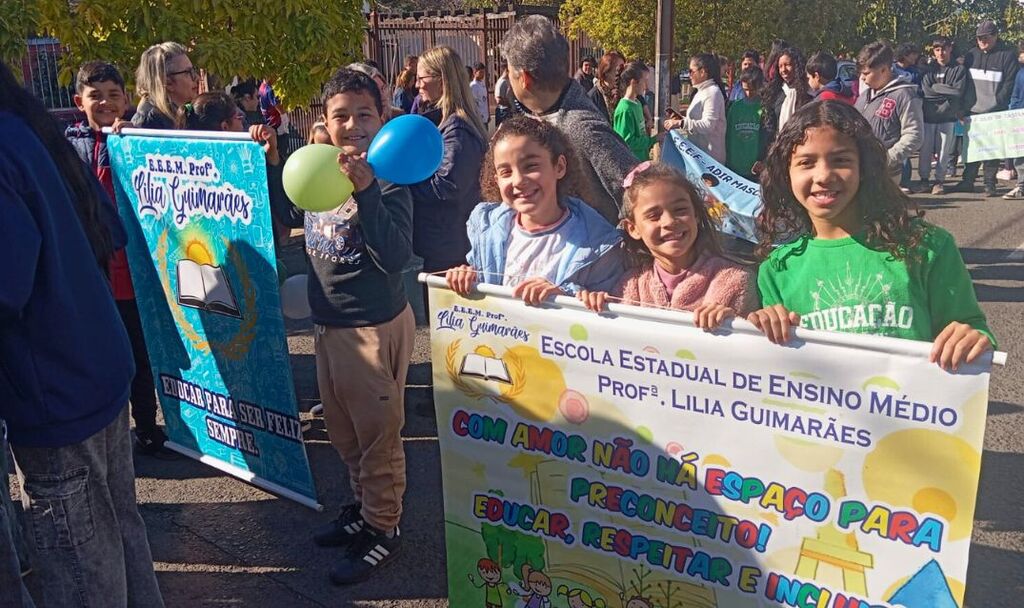 Comunidade escolar realiza Caminhada Inclusiva em Uruguaiana