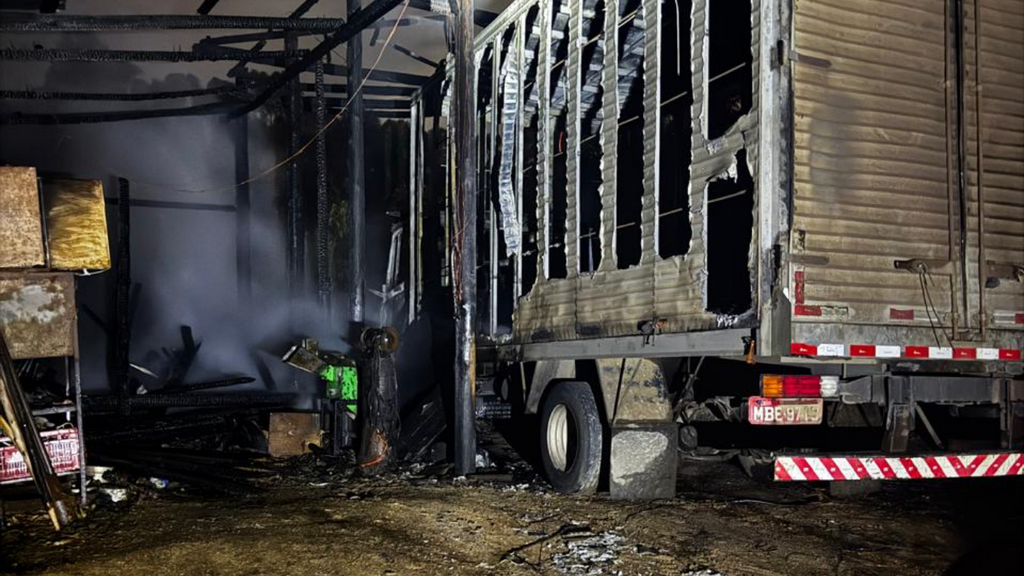 Incêndio destrói caminhão e garagem em propriedade rural de Imbituba