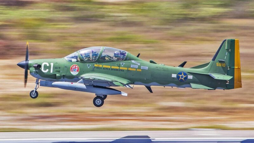 FAB realiza exercícios aéreos com Super Tucano no litoral entre Jaguaruna e Garopaba