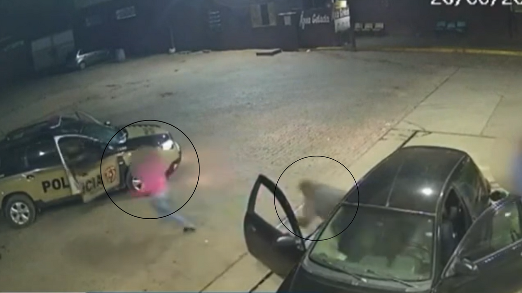 Imagem print vídeo em circulação nas redes sociais - Mulher sequestrada pelo ex consegue escapar e pedir ajuda a policiais em posto de combustível; confira o vídeo