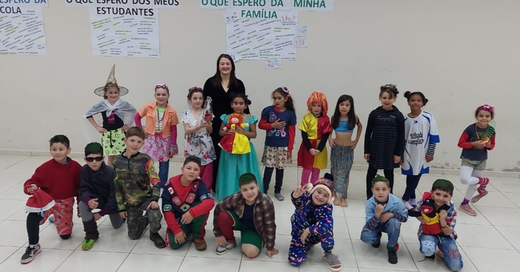 Apresentações alusivas ao Dia do Folclore em Abdon Batista encantaram a comunidade escolar