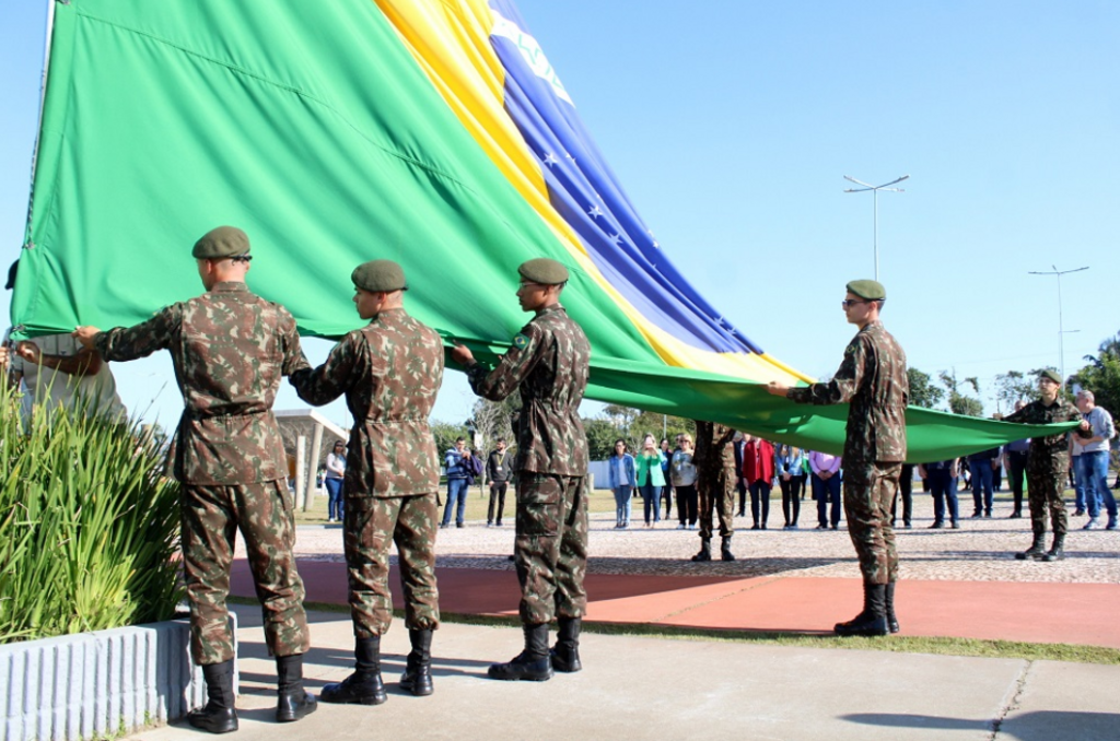 Semana da Pátria inicia com cerimônia de troca da bandeira do Brasil em Criciúma