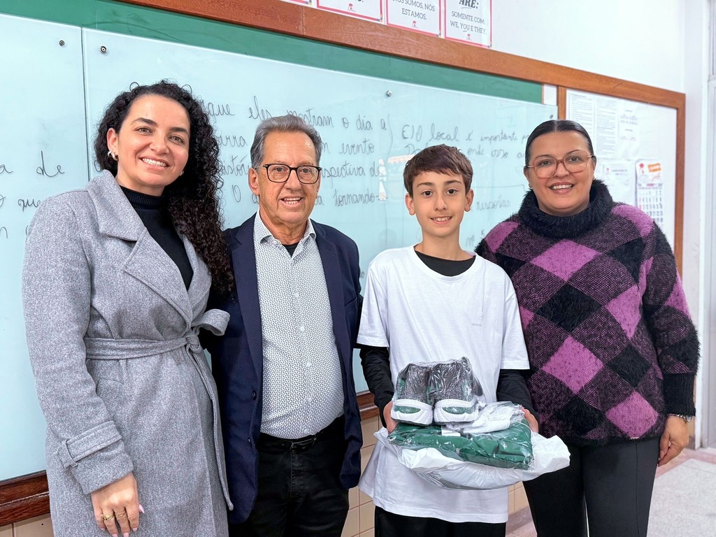 Prefeitura de Maracajá realiza entrega de kits de uniforme escolar para toda a rede municipal