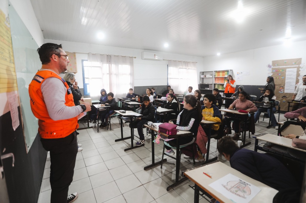 Defesa Civil Municipal entrega 287 kits a escolas de São Francisco do Sul