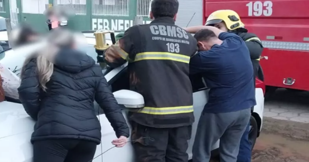 Bombeiros resgatam menina de 3 anos após ficar trancada em carro em SC