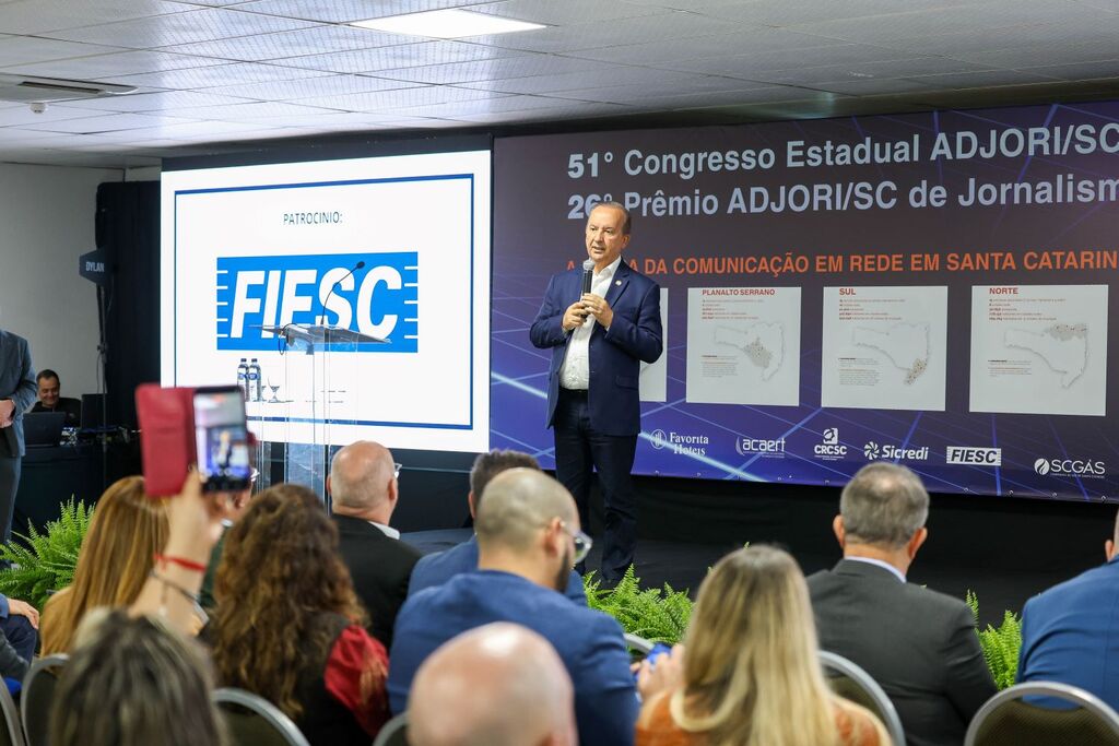 Governador Jorginho Mello destaca importância da mídia regional na abertura do 51º Congresso Estadual da Adjori/SC