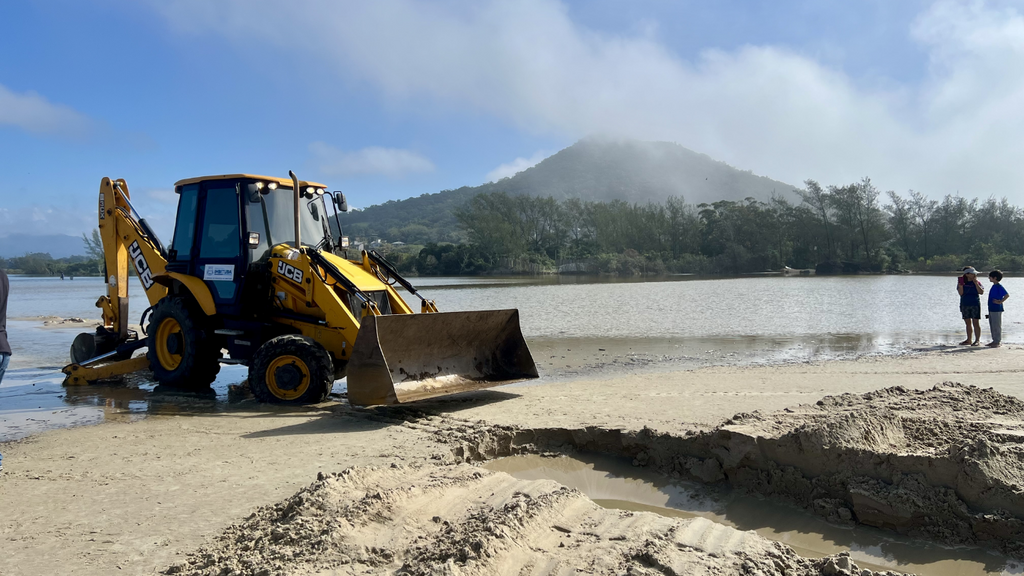 Defesa Civil realiza abertura emergencial da Barra de Ibiraquera em Imbituba