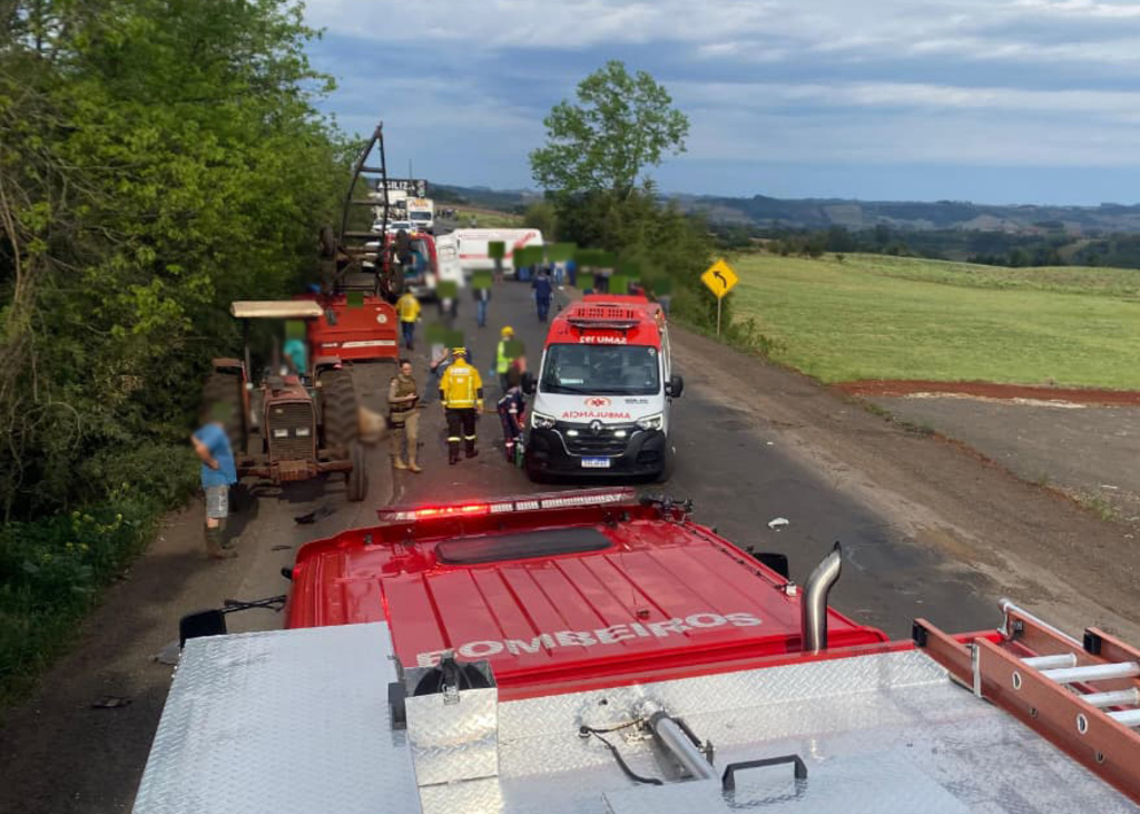 Acidente entre caminhão e máquina agrícola deixa uma vítima gravemente ferida