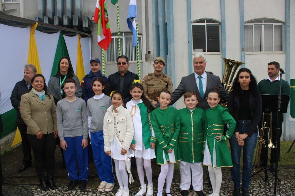Evento cívico em frente à Prefeitura marca a abertura da Semana da Pátria em Otacílio Costa
