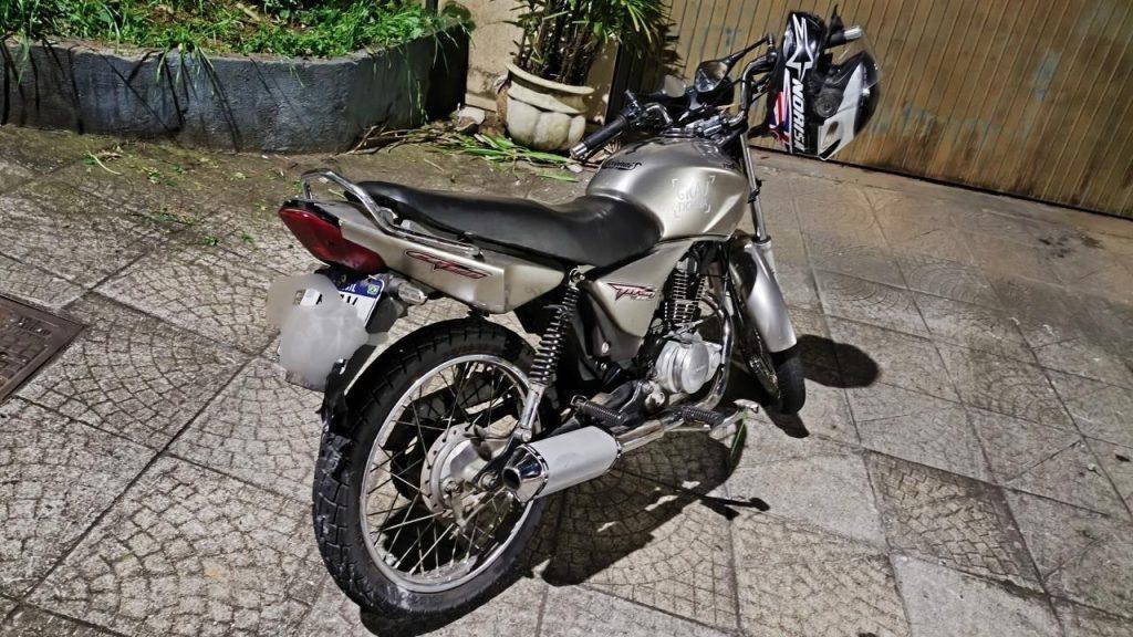 Motociclista foge da PM em alta velocidade e acaba detido após colisão em jardim em Joaçaba