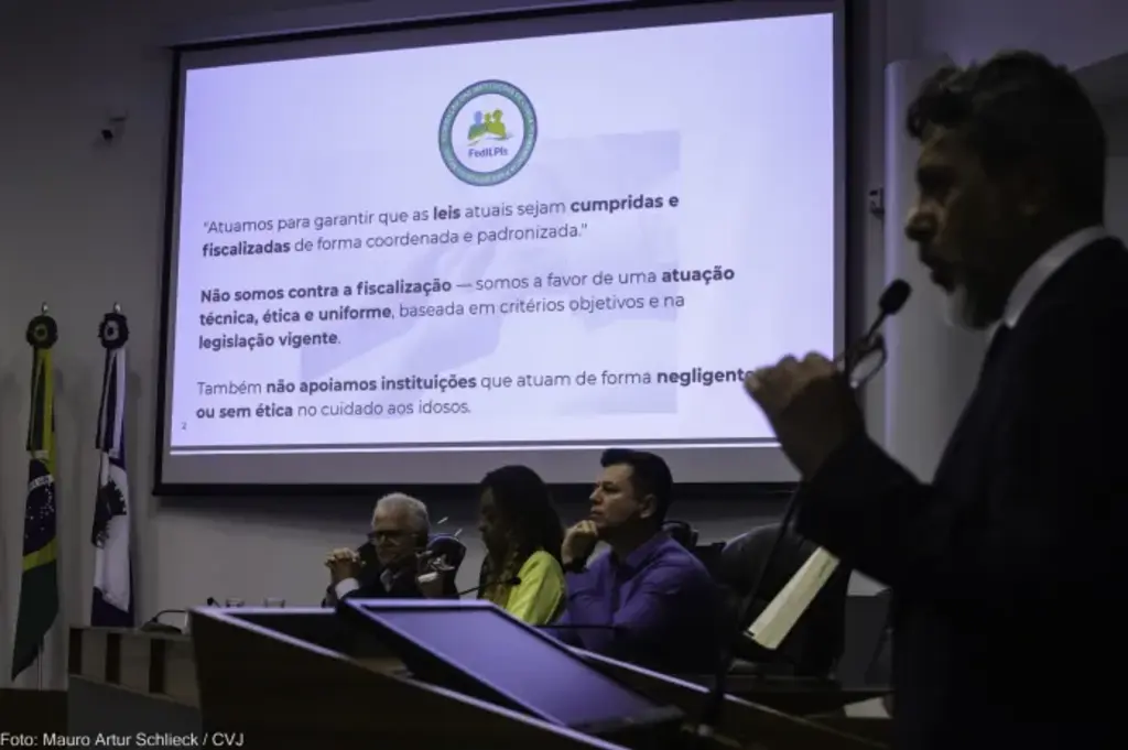 Alimentação precária e idosos dormindo no chão marcam denúncias em lares de Joinville