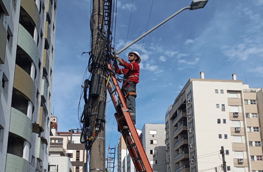 Operação Limpa Fios: cerca de 500 quilos de cabos irregulares são retirados em uma única rua do Centro de Criciúma