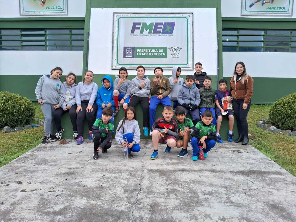 Núcleo Municipal Professora Adilha Matias Faria disponibiliza escolinha de futebol para alunos em parceria com a FME
