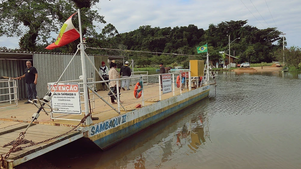 Travessia da Balsa do Sambaqui é suspensa temporariamente por maré baixa