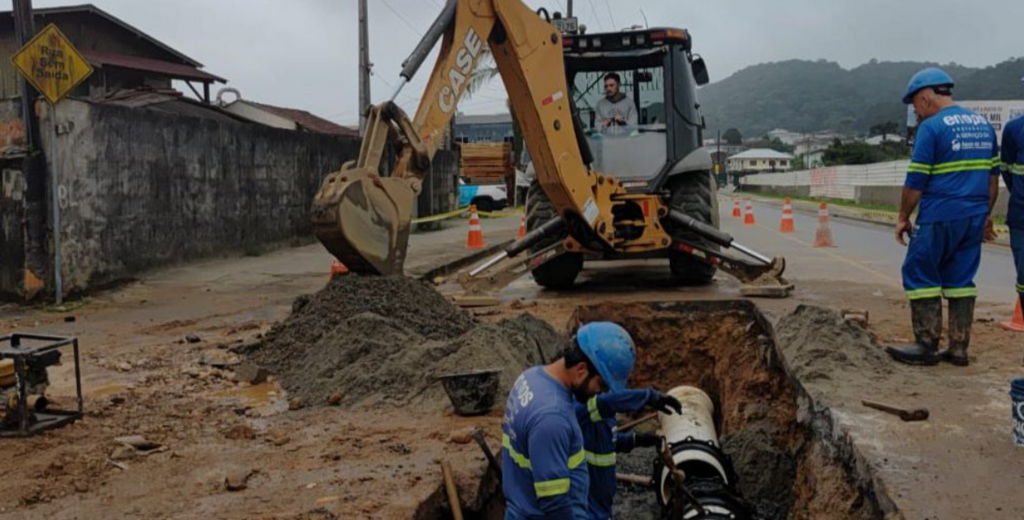 Rompimento de adutora causa vazamento e afeta abastecimento em Joinville